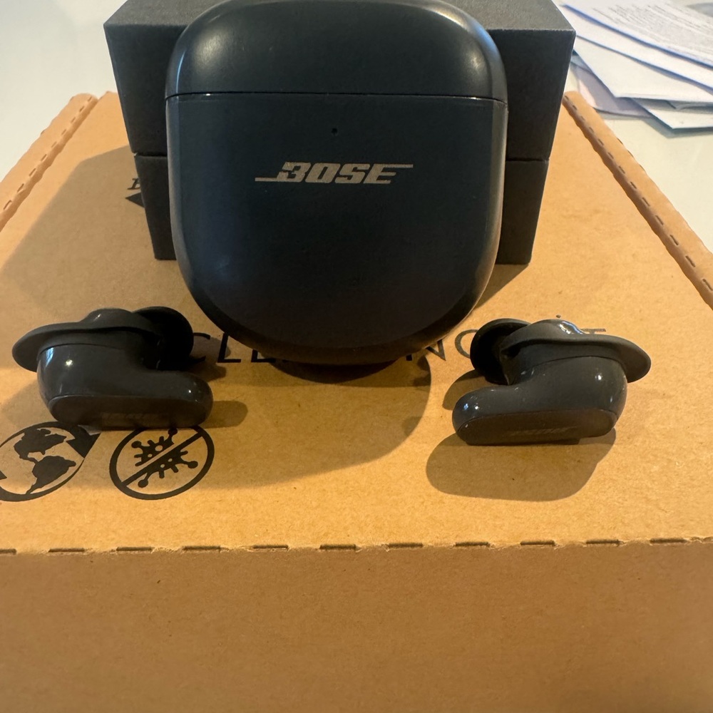 BOSE Quite Comfort II Earbuds - Picture 3 of 3